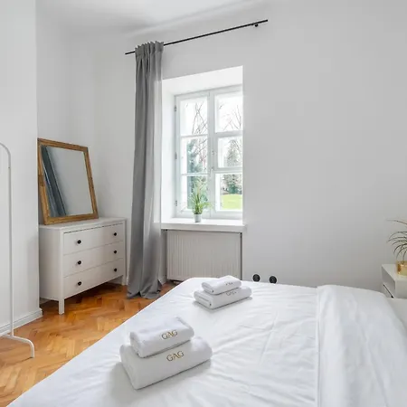 Close-golden - Stare - Cozy And Stylish - Mostowa *